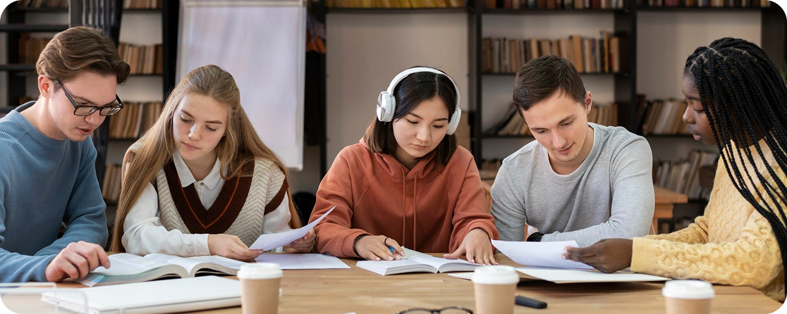 Zespół pracujący razem przy stole